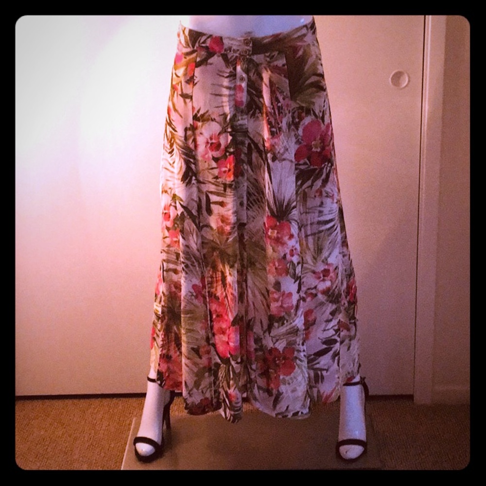 Summer fioral skirt with two vents